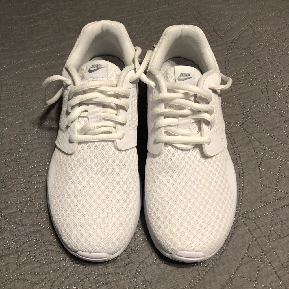All white nike shoes